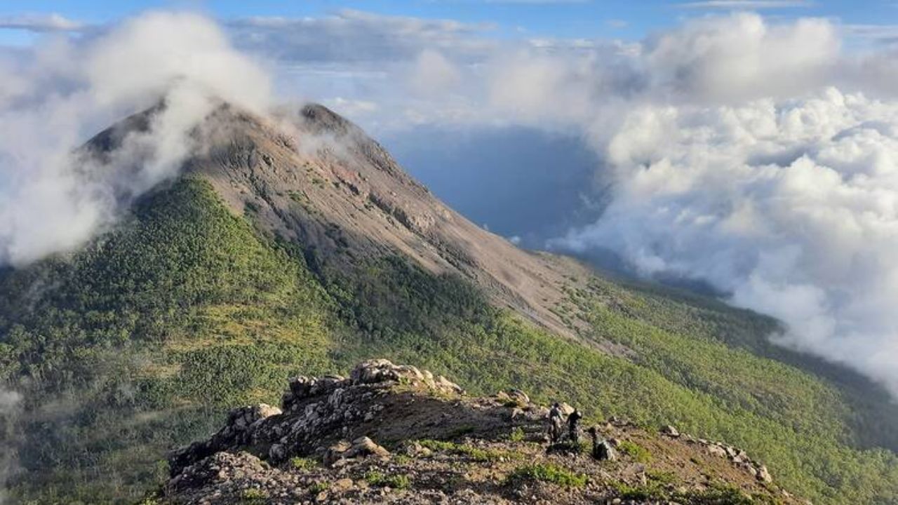 Indonesia : இந்தோனேசியாவில் வெடித்து சிதறிய எரிமலை.. உயர்மட்ட எச்சரிக்கை.. பொதுமக்கள் பாதிப்பு! Indonesia : இந்தோனேசியாவில் வெடித்து சிதறிய எரிமலை.. உயர்மட்ட எச்சரிக்கை.. பொதுமக்கள் பாதிப்பு!