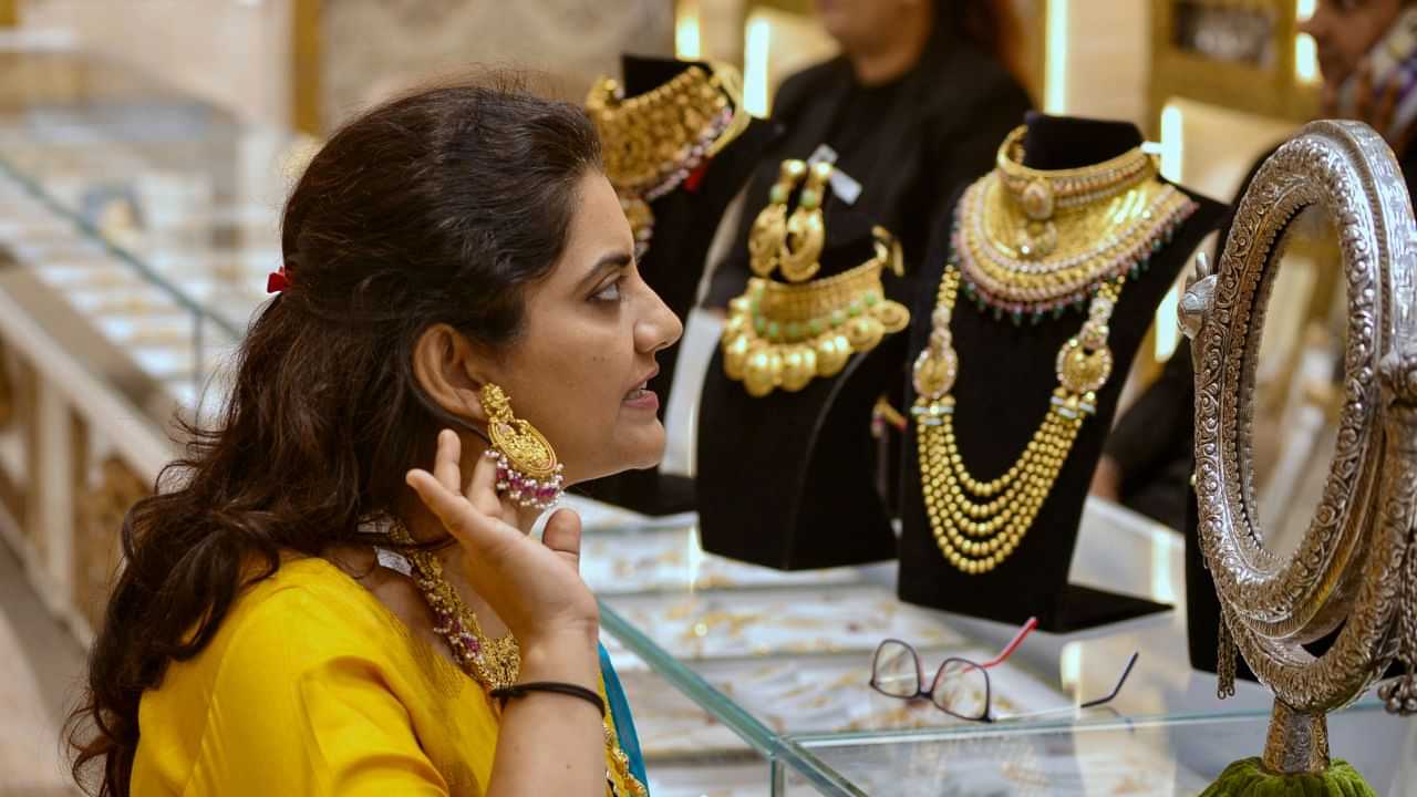 ரூ.75,000 நெருங்கும் தங்கம் விலை.. புதிய உச்சத்தால் அதிர்ச்சியில் பொதுமக்கள்..