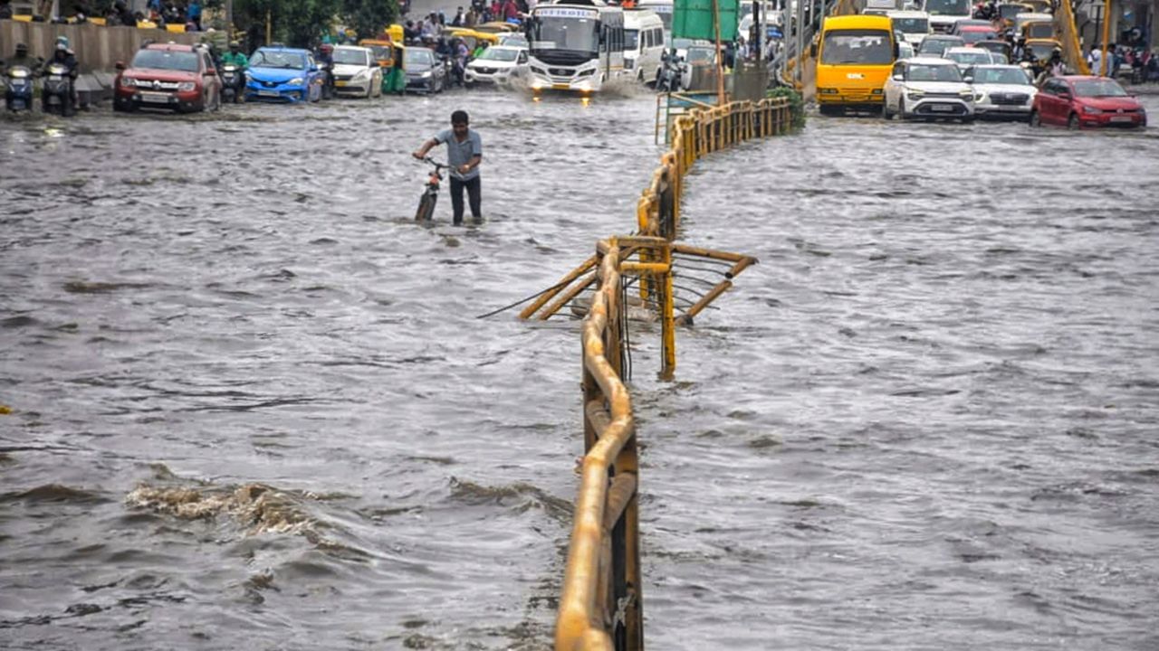கர்நாடகாவை புரட்டி எடுத்த கனமழை.. 2 மாதங்களில் 71 பேர் உயிரிழப்பு.. வீடுகளை இழந்து நிற்கும் மக்கள்! கர்நாடகாவை புரட்டி எடுத்த கனமழை.. 2 மாதங்களில் 71 பேர் உயிரிழப்பு.. வீடுகளை இழந்து நிற்கும் மக்கள்!
