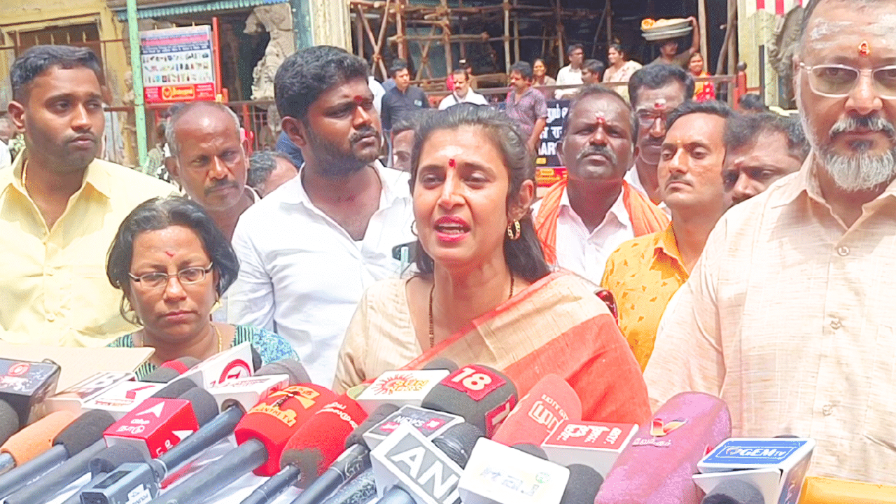 விஜய் சரியான பாதையில் பயணிக்கிறார்... - மதுரையில் நடிகை கஸ்தூரி பேட்டி