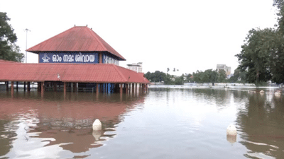 கேரளாவில் கொட்டித் தீர்த்த கனமழை.. பிரபல கோயிலை சூழ்ந்த வெள்ளம்! கேரளாவில் கொட்டித் தீர்த்த கனமழை.. பிரபல கோயிலை சூழ்ந்த வெள்ளம்!