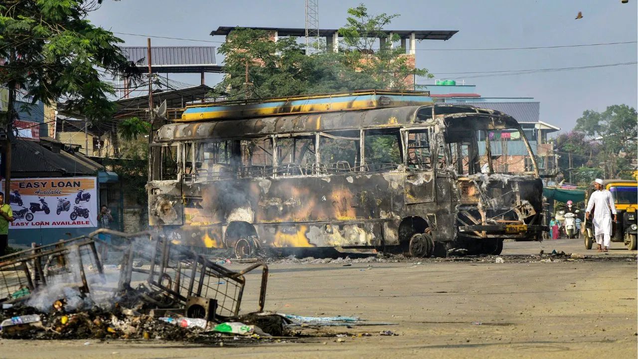 Manipur : மணிப்பூரில் மீண்டும் வெடித்த மோதல்.. இணைய சேவை நிறுத்தம், ஊரடங்கால் பொதுமக்கள் பாதிப்பு!