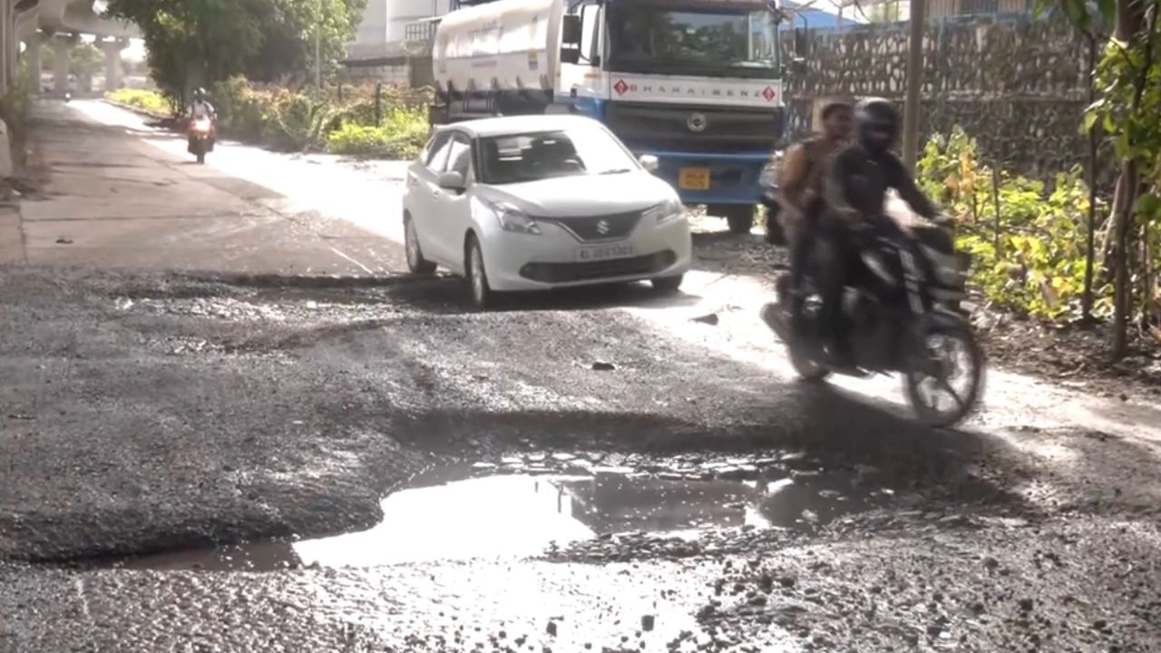 மும்பையில் தொடரும் கனமழை.. பிரதான சாலைகளில் ஏற்பட்ட பள்ளம்..