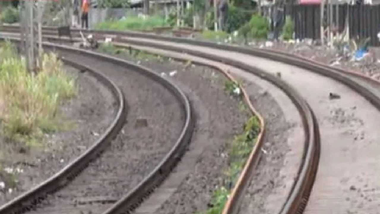 Mumbai Train Tragedy : மும்பையில் ரயில் படிக்கட்டில் பயணம் செய்த பொதுமக்கள்.. தவறி விழுந்து 5 பேர் பலி!