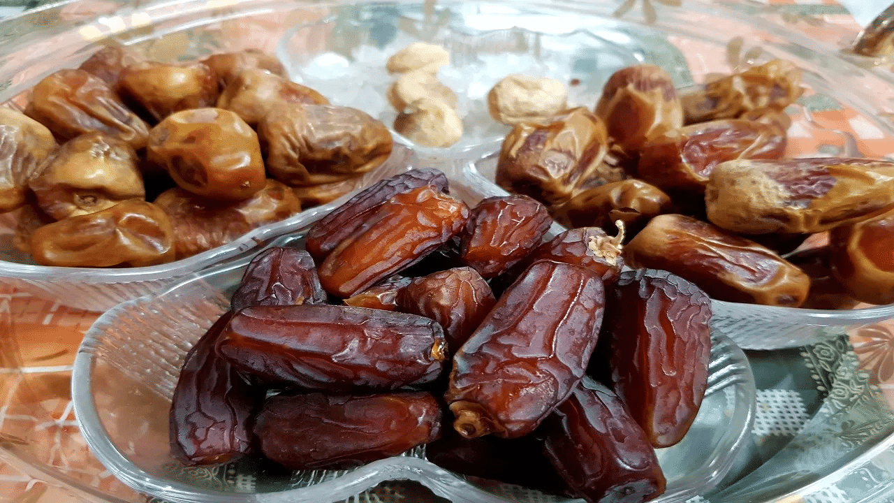 டயர்டா இருக்கா? பேரீச்சம்பழம் மற்றும் வெல்லம் டிரை பண்ணுங்க! இவ்வளவு நன்மைகளா? டயர்டா இருக்கா? பேரீச்சம்பழம் மற்றும் வெல்லம் டிரை பண்ணுங்க! இவ்வளவு நன்மைகளா?