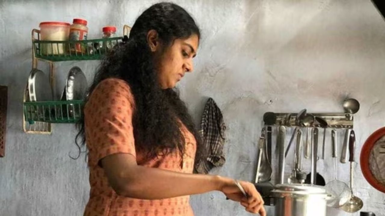 தி கிரேட் இந்தியன் கிட்சென் படத்தில் நடித்த அனுபவம் இதுதான் – ஓபனாக பேசிய நடிகை நிமிஷா சஜயன் தி கிரேட் இந்தியன் கிட்சென் படத்தில் நடித்த அனுபவம் இதுதான் – ஓபனாக பேசிய நடிகை நிமிஷா சஜயன்