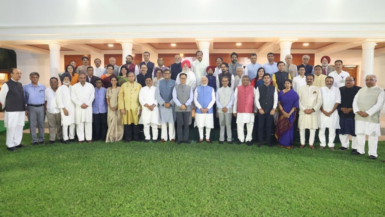 PM Modi Meets All-Party Delegation: ஆபரேஷன் சிந்தூர் குறித்து உலக நாடுகளுக்கு விளக்கம்.. அனைத்து கட்சி குழுக்களை நேரில் சந்தித்த பிரதமர் மோடி! PM Modi Meets All-Party Delegation: ஆபரேஷன் சிந்தூர் குறித்து உலக நாடுகளுக்கு விளக்கம்.. அனைத்து கட்சி குழுக்களை நேரில் சந்தித்த பிரதமர் மோடி!