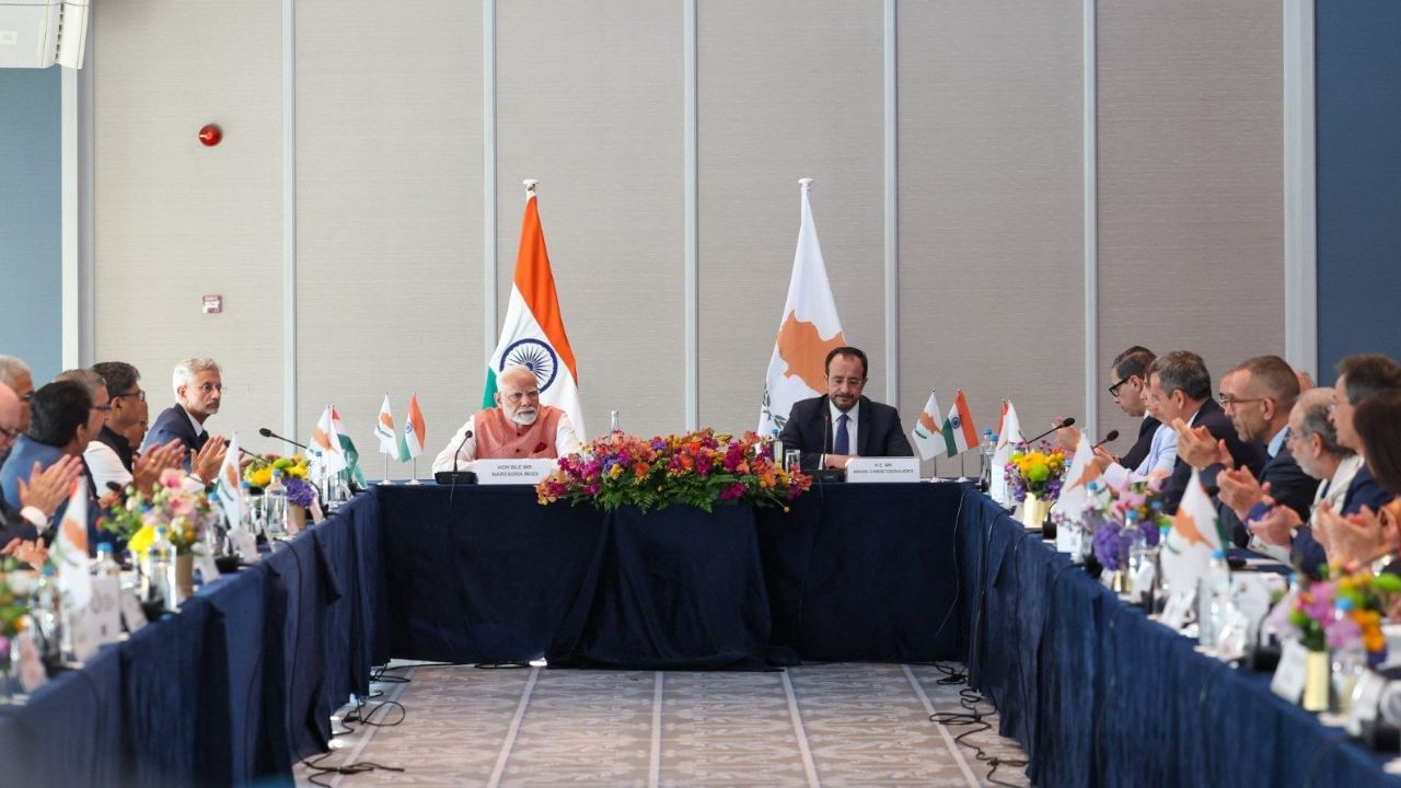 Narendra Modi : 3 நாடுகளுக்கு பயணம் மேற்கொண்டுள்ள பிரதமர் மோடி.. சைப்ரஸில் இந்தியா குறித்து பெருமிதம்! Narendra Modi : 3 நாடுகளுக்கு பயணம் மேற்கொண்டுள்ள பிரதமர் மோடி.. சைப்ரஸில் இந்தியா குறித்து பெருமிதம்!