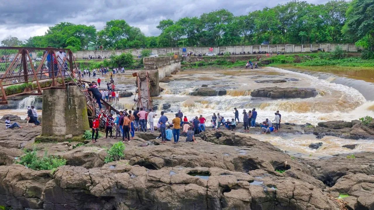 Pune : புனே பாலம் விபத்து.. 4 பேர் பலியான நிலையில், 51 பேருக்கு சிகிச்சை! Pune : புனே பாலம் விபத்து.. 4 பேர் பலியான நிலையில், 51 பேருக்கு சிகிச்சை!