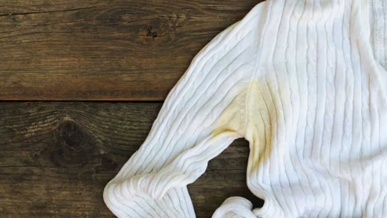 Remove Yellow Stains: வெள்ளை துணிகளில் வியர்வையால் மஞ்சள் கறையா..? நீக்க எளிய 3 குறிப்புகள்..!