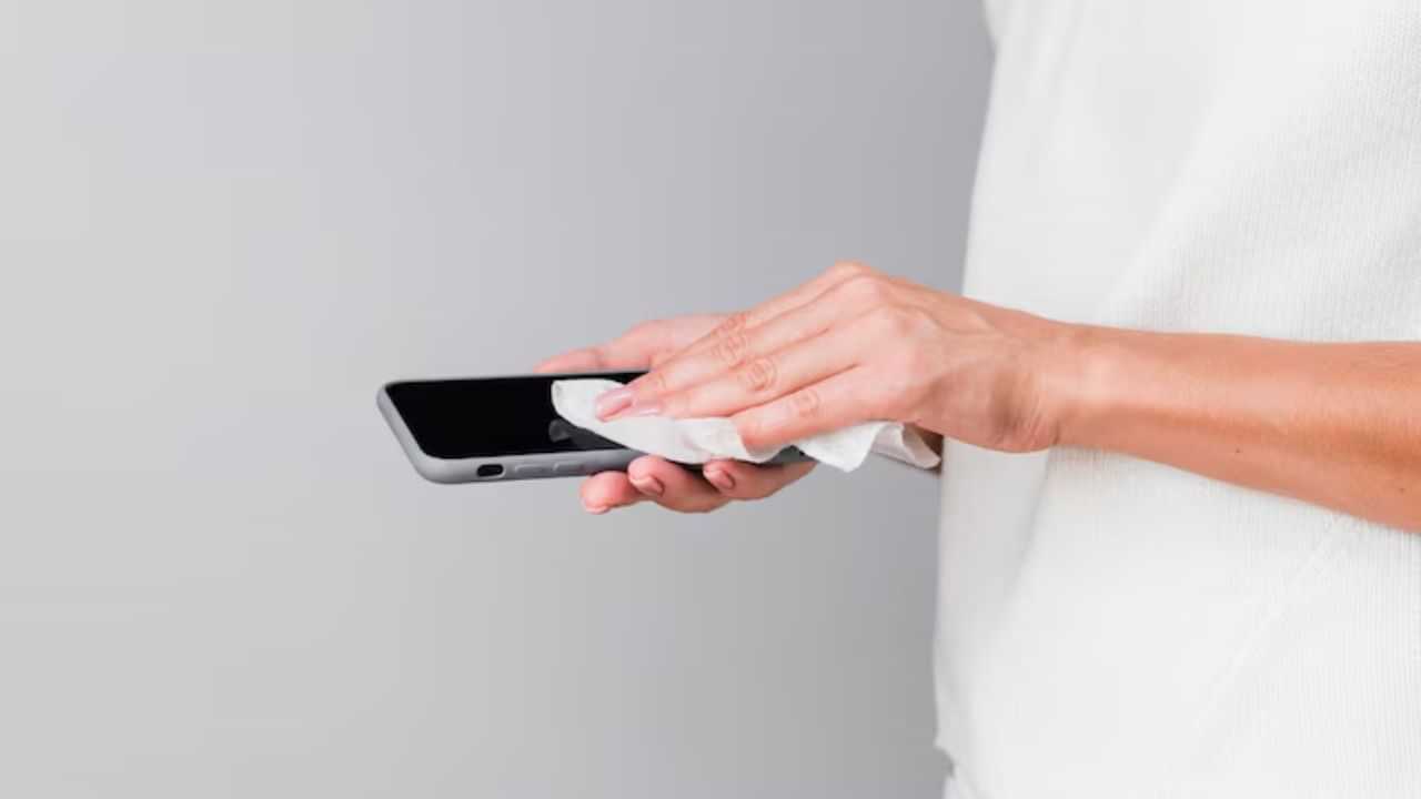 Smartphone : உங்கள் ஸ்மார்ட்போனின் ஸ்கிரீனை இப்படி சுத்தம் செய்யுங்கள்.. அப்படியே புதுசுபோல இருக்கும்!