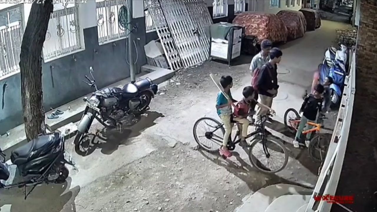 கூட்டமாக நின்று பேசிய சிறுவர்கள்.. 7 வயது சிறுவனை நாய் கடித்ததால் பரபரப்பு!