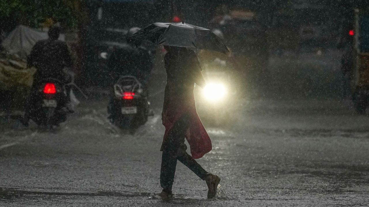 தமிழகத்தில் 6 நாட்களுக்கு கொட்டும் மழை.. எங்கெங்கு தெரியுமா? சென்னையில் எப்படி? வானிலை அப்டேட்! தமிழகத்தில் 6 நாட்களுக்கு கொட்டும் மழை.. எங்கெங்கு தெரியுமா? சென்னையில் எப்படி? வானிலை அப்டேட்!