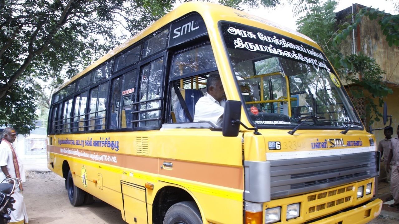 தஞ்சாவூர் : அரசுப்பள்ளிக்கு பேருந்து நன்கொடை கொடுத்த கிராம மக்கள்