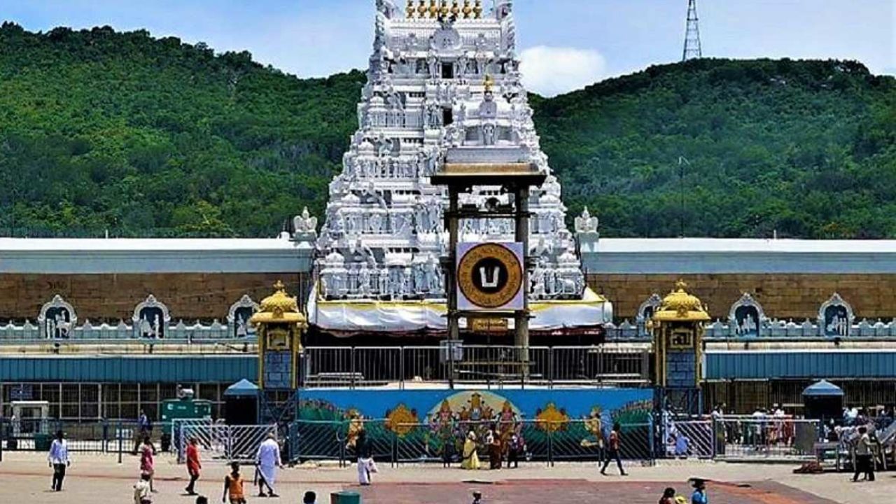 திருப்பதியில் போலி தரிசன டிக்கெட் விற்பனை… பக்தர்கள் எச்சரிக்கையுடன் இருக்குமாறு அறிவுறுத்தல்! திருப்பதியில் போலி தரிசன டிக்கெட் விற்பனை… பக்தர்கள் எச்சரிக்கையுடன் இருக்குமாறு அறிவுறுத்தல்!