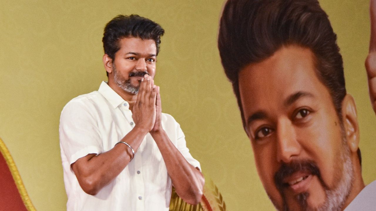 தவெக 2ஆம் கட்ட கல்வி விருது விழா.. மாணவர்களுக்கு பரிசு அளிக்கு விஜய்! தவெக 2ஆம் கட்ட கல்வி விருது விழா.. மாணவர்களுக்கு பரிசு அளிக்கு விஜய்!