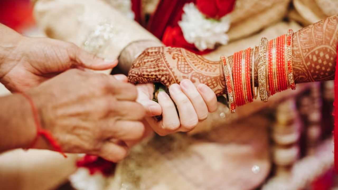திருமணத்தை மீறிய உறவில் இருந்த மனைவி.. காதலனுக்கே திருமணம் செய்து வைத்த கணவன்!