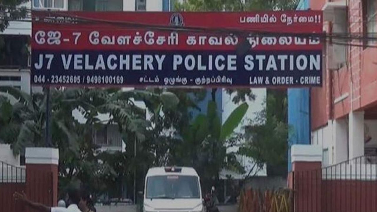 வேளச்சேரி காவல் நிலையத்தில் பரபரப்பு.. 3வது மாடியில் இருந்து குதித்த நபர்.. நடந்தது என்ன? வேளச்சேரி காவல் நிலையத்தில் பரபரப்பு.. 3வது மாடியில் இருந்து குதித்த நபர்.. நடந்தது என்ன?