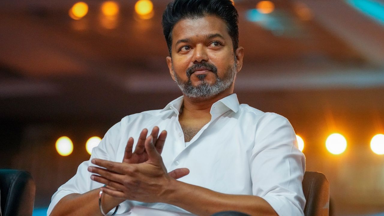 ஜன நாயகன் படத்தின் ரிலீஸில் விஜய் எடுத்த அதிரடி முடிவு? வைரலாகும் தகவல் ஜன நாயகன் படத்தின் ரிலீஸில் விஜய் எடுத்த அதிரடி முடிவு? வைரலாகும் தகவல்