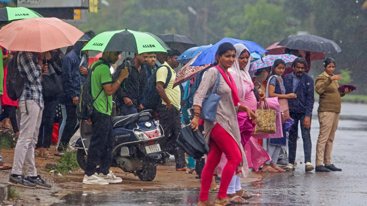 நீலகிரியை விடாமல் துரத்தும் மழை.. மீண்டும் ரெட் அலர்ட் எச்சரிக்கை.. சென்னையில் எப்படி? நீலகிரியை விடாமல் துரத்தும் மழை.. மீண்டும் ரெட் அலர்ட் எச்சரிக்கை.. சென்னையில் எப்படி?