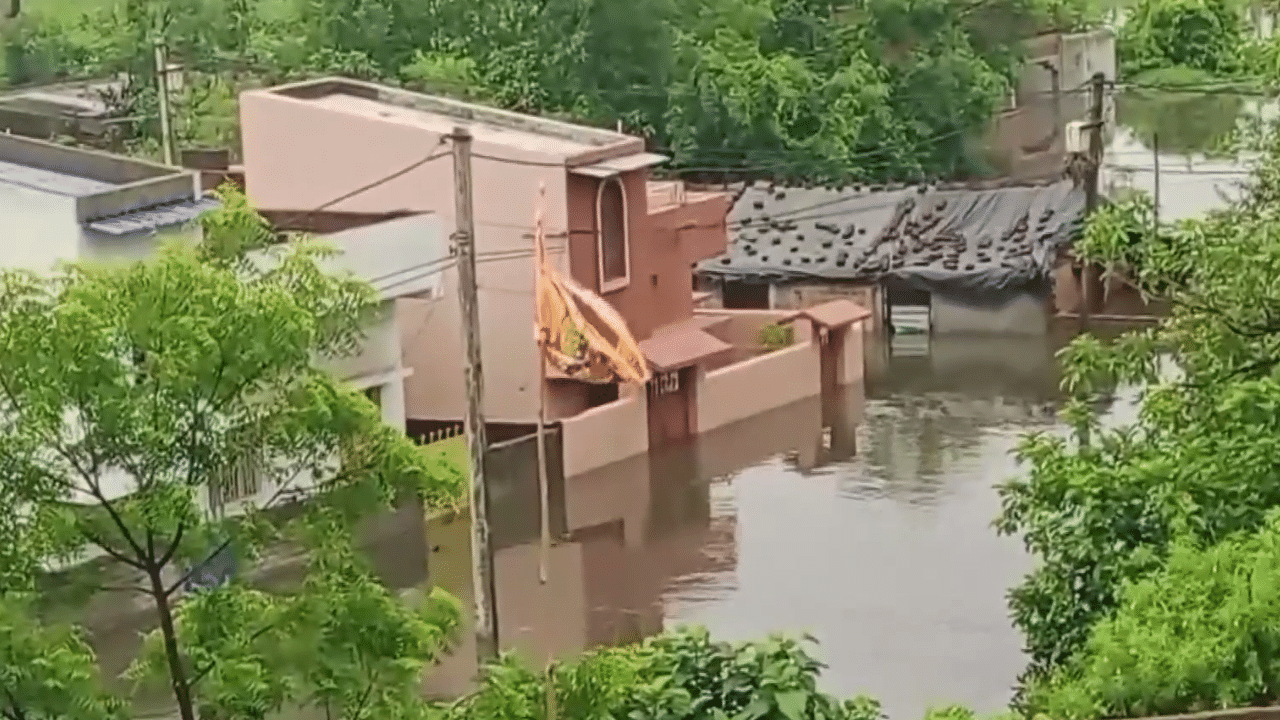 மேற்கு வங்கத்தில் கனமழையால் குடியிருப்புக்குள் புகுந்த மழை நீர்