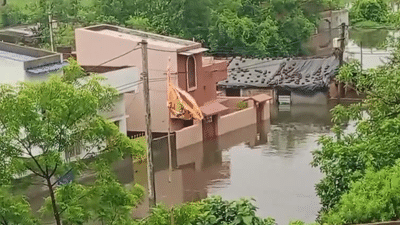 மேற்கு வங்கத்தில் கனமழையால் குடியிருப்புக்குள் புகுந்த மழை நீர் மேற்கு வங்கத்தில் கனமழையால் குடியிருப்புக்குள் புகுந்த மழை நீர்