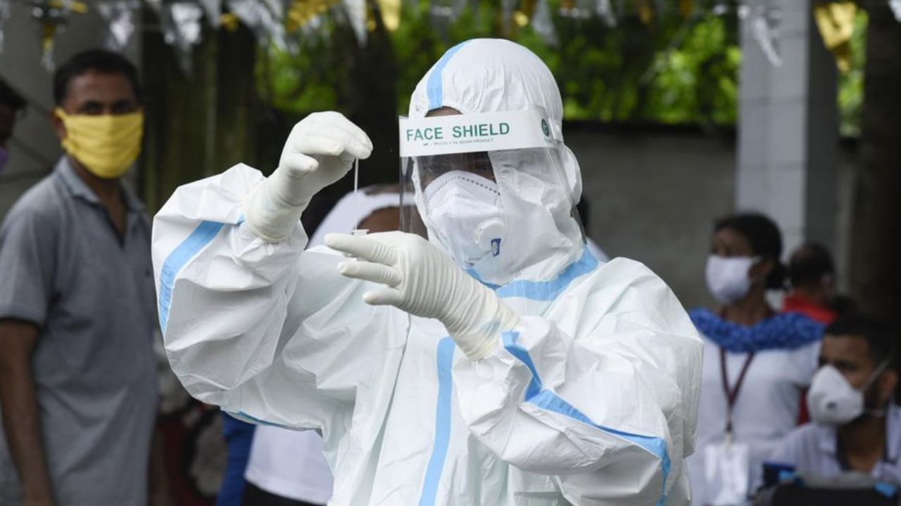 India’s COVID-19 Surge: இந்தியாவில் அதிகரிக்கும் புதிய மாறுபாடு.. 6,500 ஐ நெருங்கிய கொரோனா பாதிப்பு.. அச்சத்தில் பொதுமக்கள்!