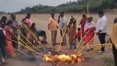 ஆடி 1.. தேங்காய் சுடும் விழாவில் கரூர் மக்கள்.. ஆடி 1.. தேங்காய் சுடும் விழாவில் கரூர் மக்கள்..