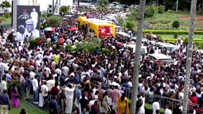 வி.எஸ்.அச்சுதானந்தன் மறைவு.. இறுதி யாத்திரையில் பங்கேற்ற மக்கள் வி.எஸ்.அச்சுதானந்தன் மறைவு.. இறுதி யாத்திரையில் பங்கேற்ற மக்கள்