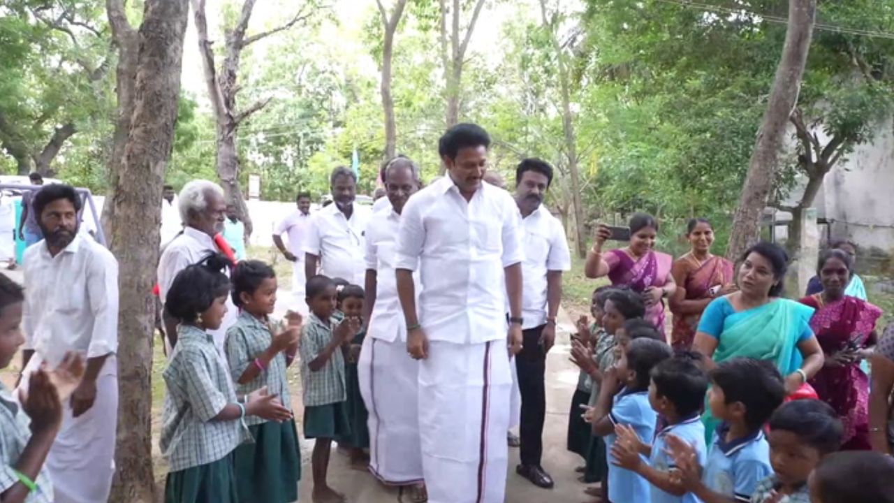 மாணவர்களும், ஆசிரியர்களும் சர்பரைஸ்.. அமைச்சர் அன்பில் மகேஸ் அரசு பள்ளியில் திடீர் ஆய்வு!