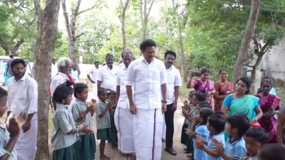 மாணவர்களுக்கு சர்பரைஸ்.. அமைச்சர் அன்பில் அரசு பள்ளியில் ஆய்வு! மாணவர்களுக்கு சர்பரைஸ்.. அமைச்சர் அன்பில் அரசு பள்ளியில் ஆய்வு!
