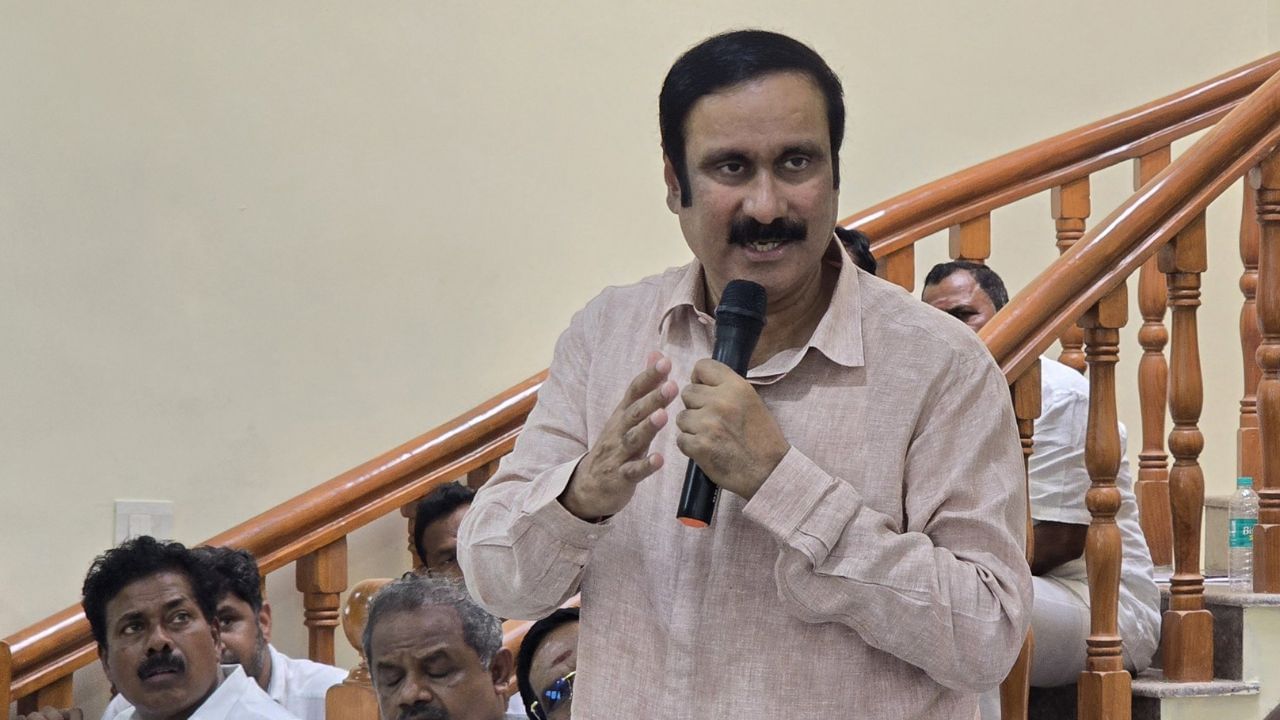 தந்தை வீட்டில் இல்லாத சமயம்.. தைலாபுரம் விரைந்த அன்புமணி.. என்ன காரணம்? தந்தை வீட்டில் இல்லாத சமயம்.. தைலாபுரம் விரைந்த அன்புமணி.. என்ன காரணம்?