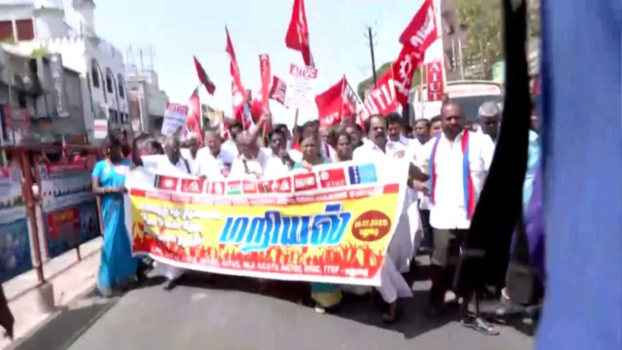 மத்திய அரசுக்கு எதிராக போராட்டம்.. மதுரையில் சாலையில் அமர்ந்து போராடிய தொழிலாளர்கள்..! மத்திய அரசுக்கு எதிராக போராட்டம்.. மதுரையில் சாலையில் அமர்ந்து போராடிய தொழிலாளர்கள்..!