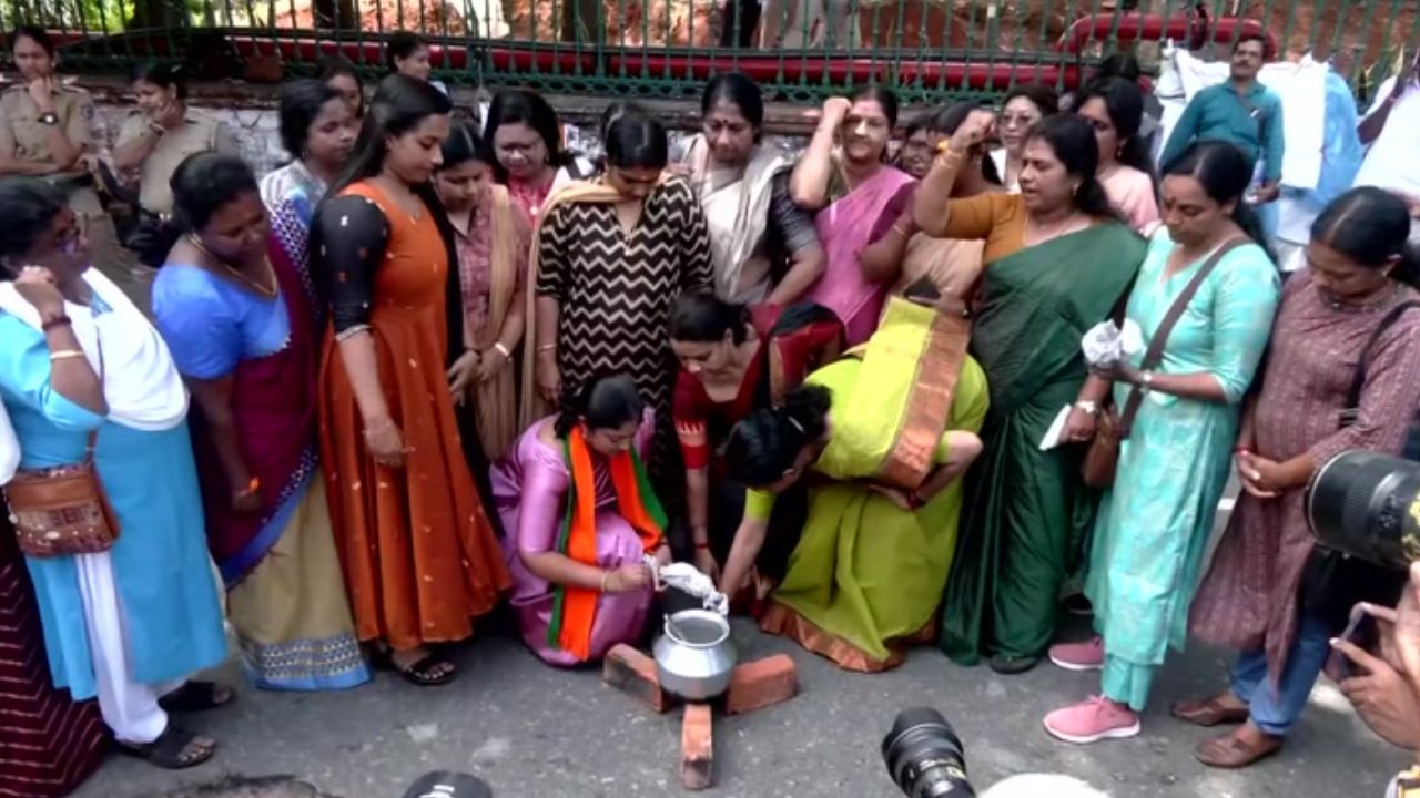கேரளாவில் விலைவாசி உயர்வு.. மகிளா மோர்ச்சா சார்பில் ஆர்ப்பாட்டம்!