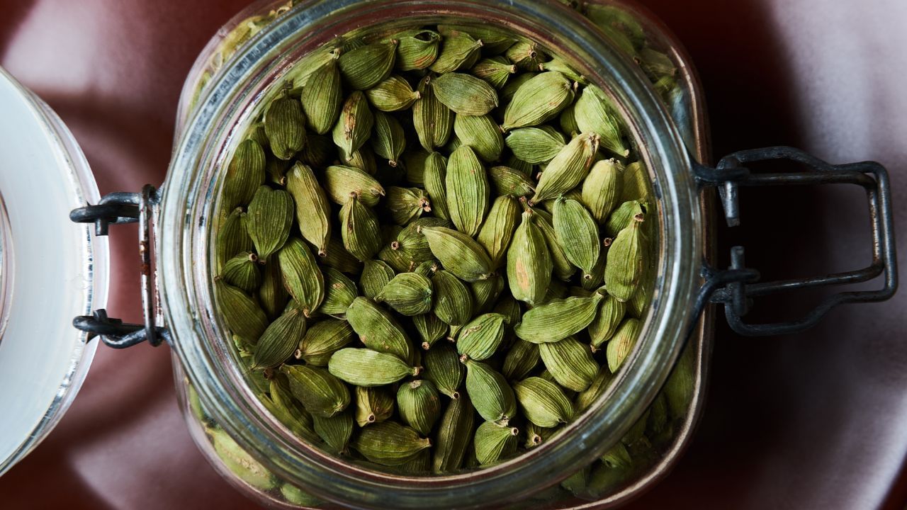 Health Tips: சாப்பிட்ட உடனே ஏலக்காய் சாப்பிட்டால் இவ்வளவு நன்மைகளா..? அப்படி என்ன செய்யும்..? விரிவான பார்வை! Health Tips: சாப்பிட்ட உடனே ஏலக்காய் சாப்பிட்டால் இவ்வளவு நன்மைகளா..? அப்படி என்ன செய்யும்..? விரிவான பார்வை!