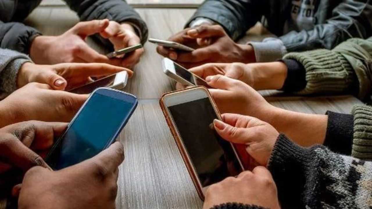 இளைஞர்களிடம் அதிகரிக்கும் பக்கவாதம் – செல்போன் பயன்பாடு காரணமா?