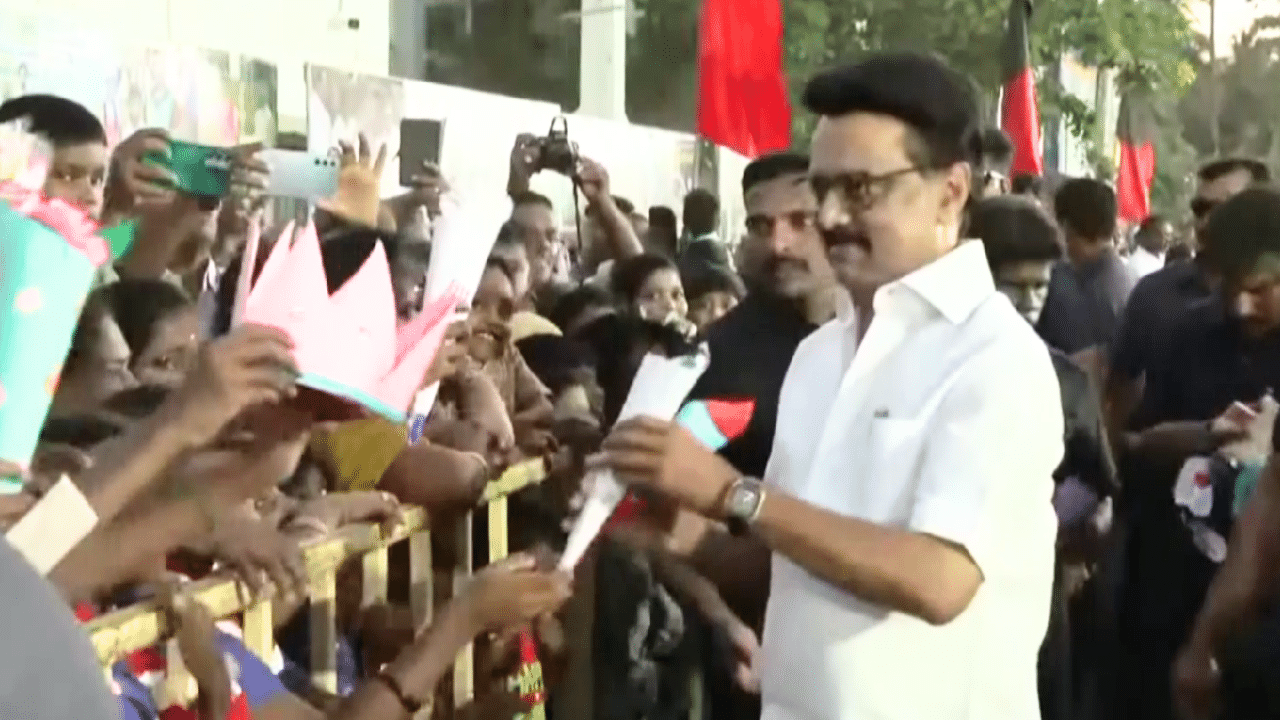திருவாரூரில் ரோடு ஷோ மூலம் மக்களை சந்தித்த முதல்வர் ஸ்டாலின்!