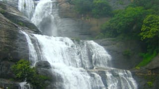 இதமான காலநிலையால் களைகட்டும் குற்றாலம்: சுற்றுலாப் பயணிகள் உற்சாகம்