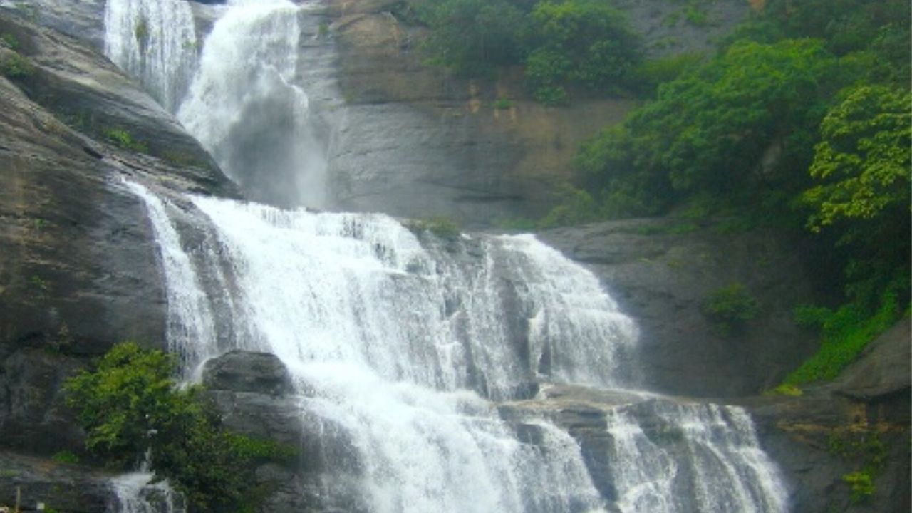 தென்காசியில் தொடரும் கனமழை.. குற்றால அருவிகளில் குளிக்க தடை..