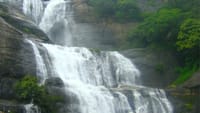 இதமான காலநிலையால் களைகட்டும் குற்றாலம்: சுற்றுலா பயணிகள் உற்சாகம்...