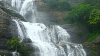 இதமான காலநிலையால் களைகட்டும் குற்றாலம்: சுற்றுலா பயணிகள் உற்சாகம்
