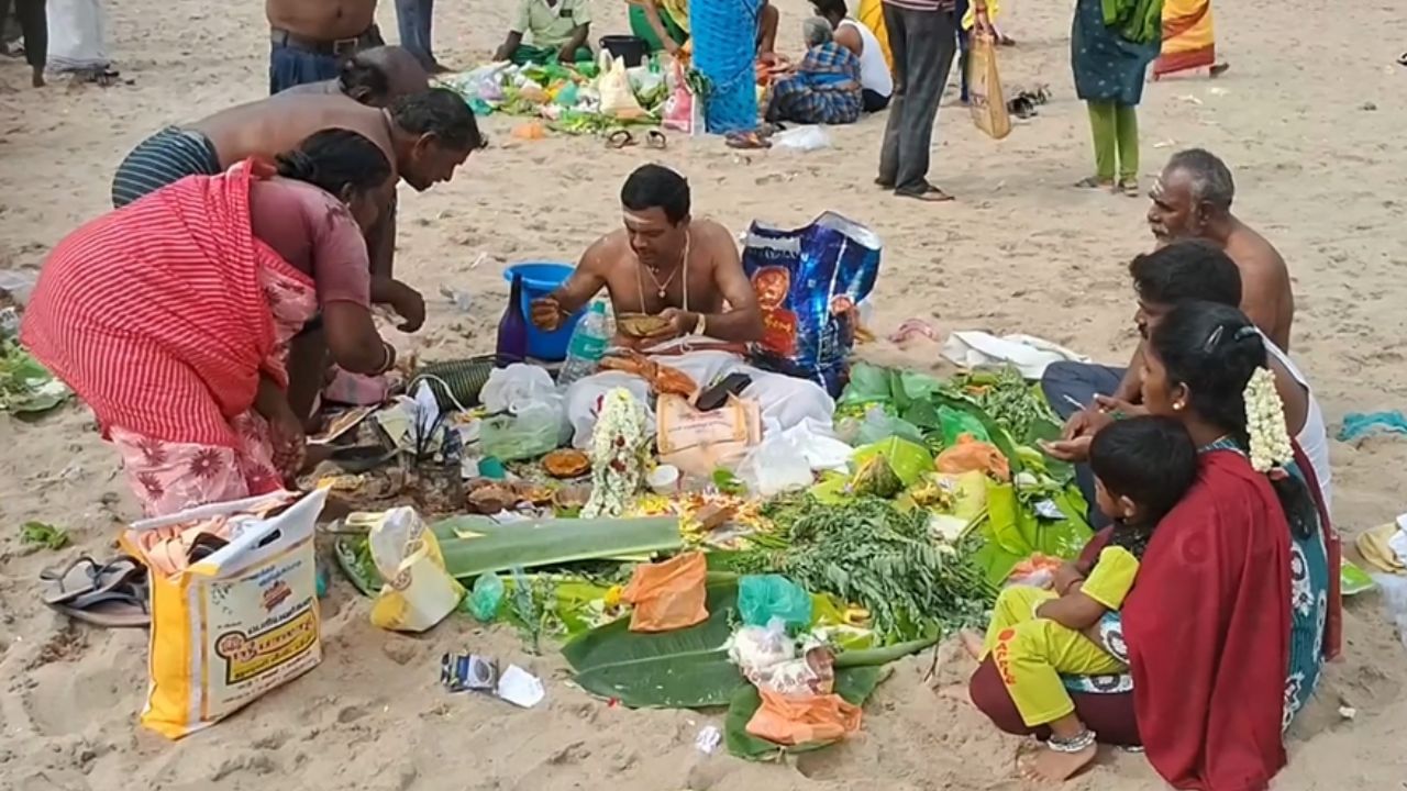 ஆடி அமாவாசை.. கடலூரில் திரளான மக்கள் முன்னோர்களுக்கு திதி கொடுத்து பிரார்த்தனை..