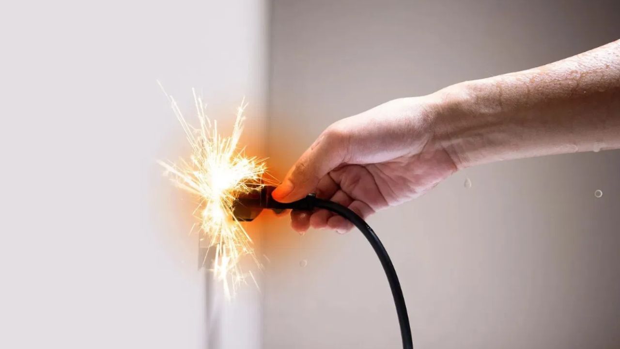 Electric Shock First Aid: ஒருவருக்கு ஷாக் அடித்தால் என்ன செய்யலாம்..? இதை செய்தால் உயிரை காப்பாற்றலாம்..!