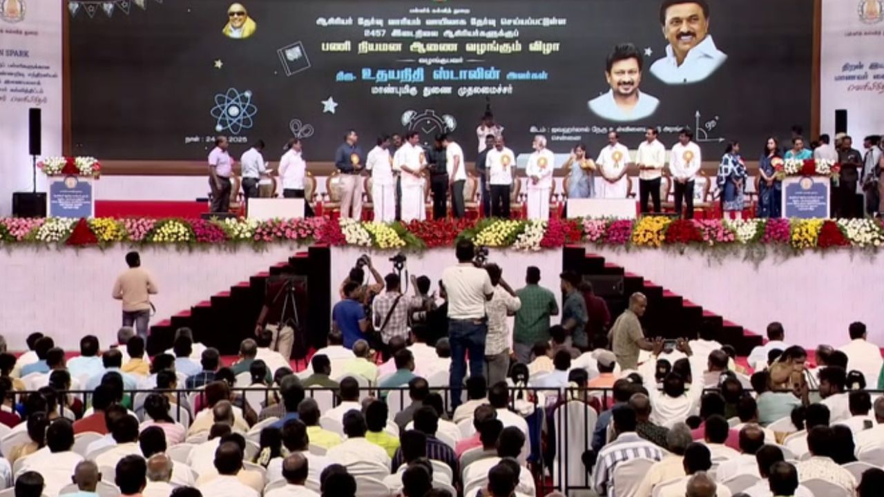 2,457 இடைநிலை ஆசிரியர்களுக்கு பணி நியமனம்.. துணை முதலமைச்சர் உதயநிதி ஸ்டாலின் பெருமிதம்..!