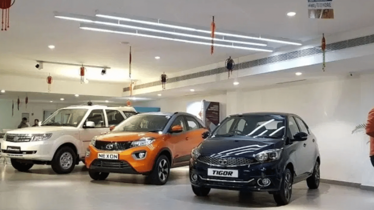 எக்ஸ் ஷோரூம் காரின் விலை குறைவு, ஆன் ரோடு விலை அதிகம் – ஏன் இந்த மாற்றம்? எக்ஸ் ஷோரூம் காரின் விலை குறைவு, ஆன் ரோடு விலை அதிகம் – ஏன் இந்த மாற்றம்?