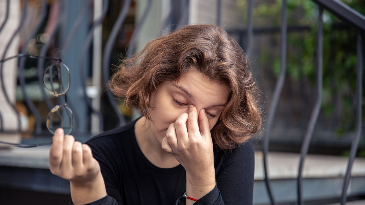 Eye Safety Tips: கண்களில் தூசி விழுந்தால் ஏன் கண்களை தேய்க்க கூடாது..? இவ்வளவு பிரச்சனையை தரும்!