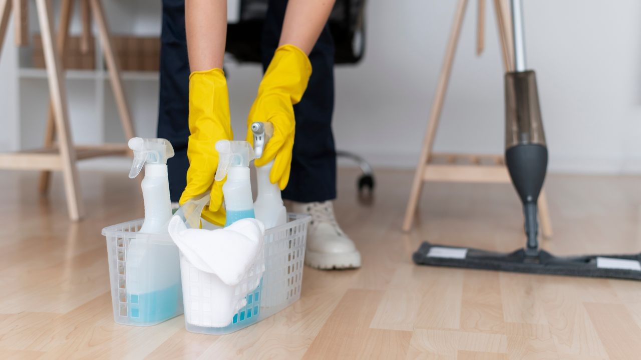 Floor Cleaning Hacks: உங்கள் வீட்டின் தரையை சுத்தம் செய்ய நேரமில்லையா? இந்த ஹேக்குகளை பின்பற்றி எளிதாக செய்யலாம்!