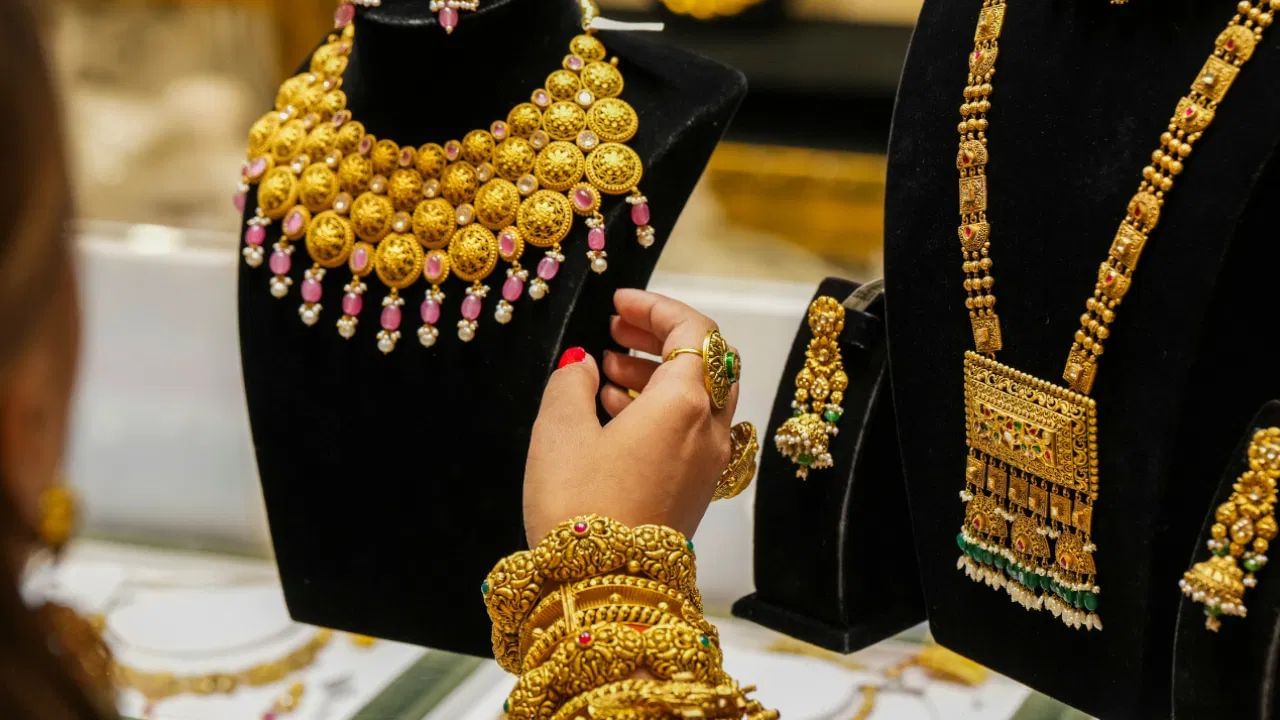 Gold Price : மெல்ல குறைந்து மீண்டும் உயர்ந்த தங்கம் விலை.. ஒரே நாளில் அதிரடி விலை ஏற்றம்!