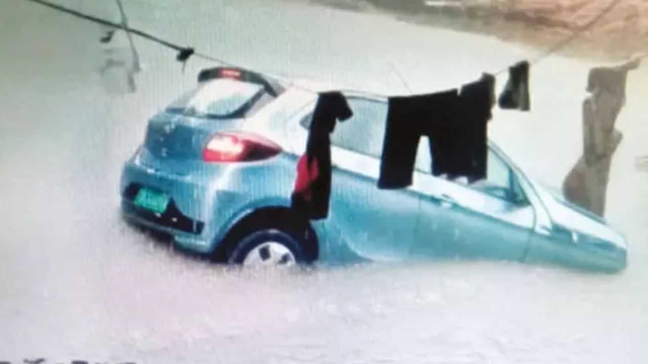 Google Map பார்த்து சென்றதால் குளத்தில் கவிழ்ந்த கார்.. உயிர் தப்பிய தம்பதி!