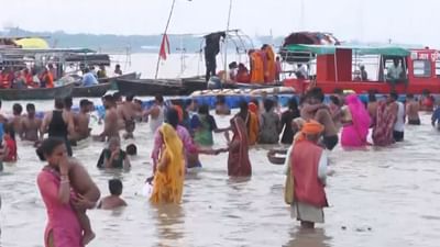 குரு பூர்ணிமா..திரிவேணி சங்கமத்தில் புனித நீராடிய பக்தர்கள்.. குரு பூர்ணிமா..திரிவேணி சங்கமத்தில் புனித நீராடிய பக்தர்கள்..